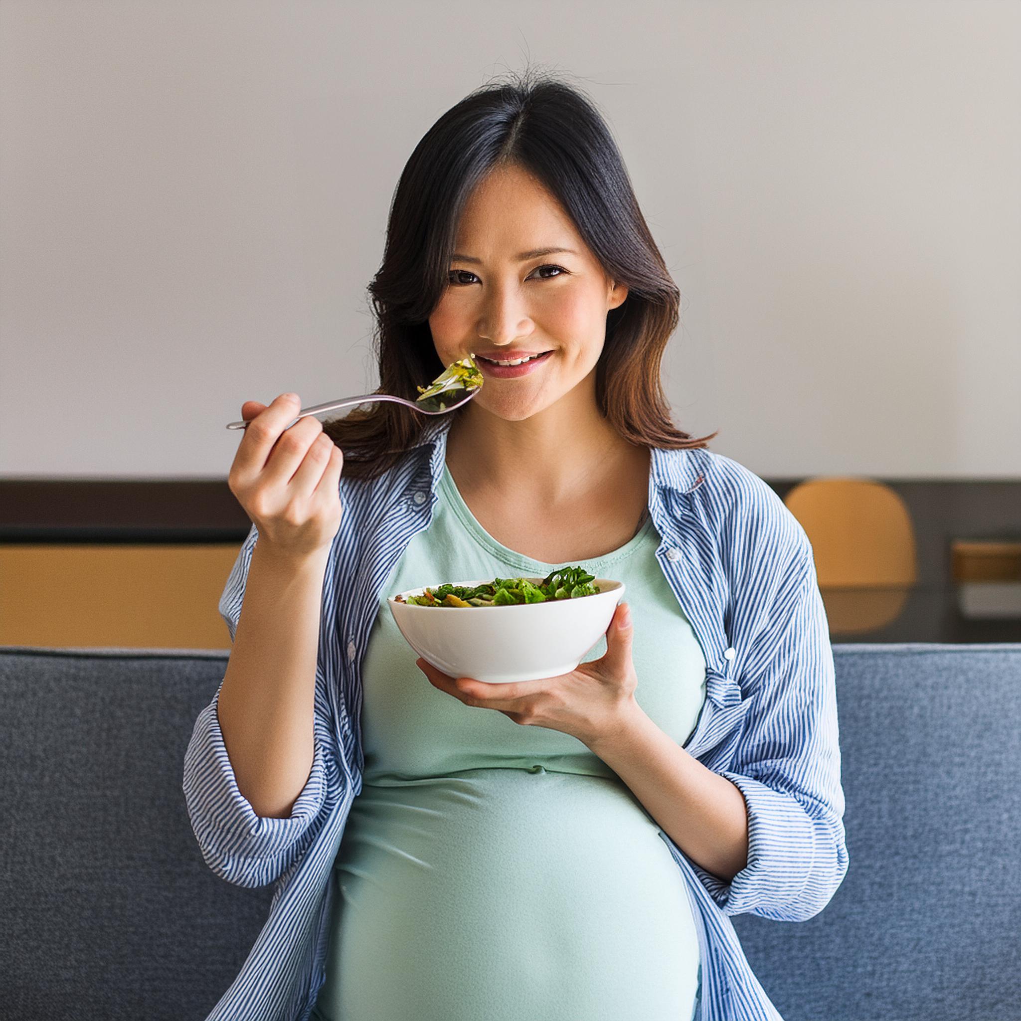 栄養がある食事をとる妊婦